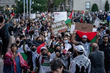 　イスラム組織ハマスがイスラエルに甚大な攻撃を仕掛けて以来、米国の若者らは恐怖や怒り、悲しみにさいなまれている。地球の反対側で繰り広げられている暴力を受け止め、自らの交友関係の中にも分断の影響を感じている。写真は米コロンビア大学で、パレスチナ人を支援する抗議行動に参加する学生ら。１０月１２日撮影（２０２３年　ロイター/Jeenah Moon）