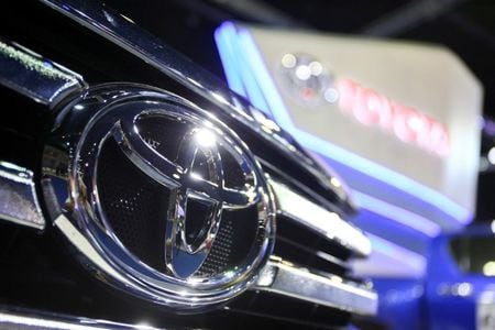 　１月２９日、トヨタ自動車は、豊田自動織機に委託した自動車用ディーゼルエンジン３機種の出力試験で違反行為が確認されたエンジンを搭載した車両の出荷をいったん停止すると発表した。写真はトヨタのロゴ。２０１７年３月、タイのバンコクで撮影（２０２４年　ロイター/Athit Perawongmetha）