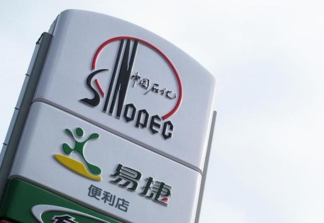 １２月１４日、中国国有のエネルギー大手、中国石油化工（シノペック）は、南シナ海にある西沙（パラセル）諸島の永興島（ウッディー島）に給油施設を建設していることを同社のマイクロブログで明らかにした。完成までに１年かかる見通しという。写真はシノペックの看板。北京で２０１１年９月撮影（２０１５年　ロイター/Sean Yong）