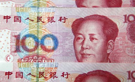 　１０月２５日　中国の規制当局は、１兆４０００億ドル規模のマネー・マーケット・ファンド（ＭＭＦ）で流動性リスクが生じるのを防ぐため、運用会社に投資家構成の改善と十分な流動性資産の確保を要請した。写真は人民元紙幣。２０１１年１月撮影（２０２２年　ロイター／Carlos Barria）