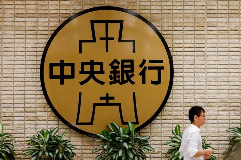 写真は台湾中央銀行のロゴ。2025年5月、台湾・台北で撮影。 REUTERS/Ann Wang