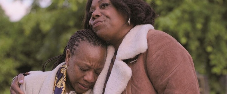 パンジーは妹（右）と出かけた墓参りでも文句ばかり　©UNTITLED 23 / CHANNEL FOUR TELEVISION CORPORATION / MEDIAPRO CINE S.L.U.