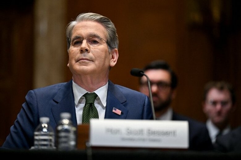 ベセント米財務長官は２４日、中東紛争の影響への対処で多くの同盟国から支援要請を受けたため、米国がペルシャ湾岸やアジアの同盟国などと通貨スワップ枠について協議していると述べた。写真は２２日、議会公聴会で撮影（２０２６年　ロイター/Annabelle Gordon）