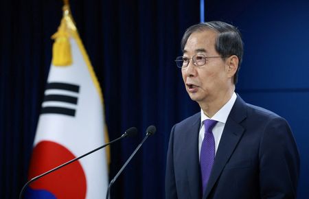 ６月３日の韓国大統領選への立候補を表明した韓悳洙・前首相（写真）は、尹錫悦・前大統領の「非常戒厳」宣言に反対していたと表明、政治の二極化を批判した上で、保守系候補の一本化を目指す方針を示した。ソウルで１日撮影。聯合ニュース提供（２０２５年　ロイター）