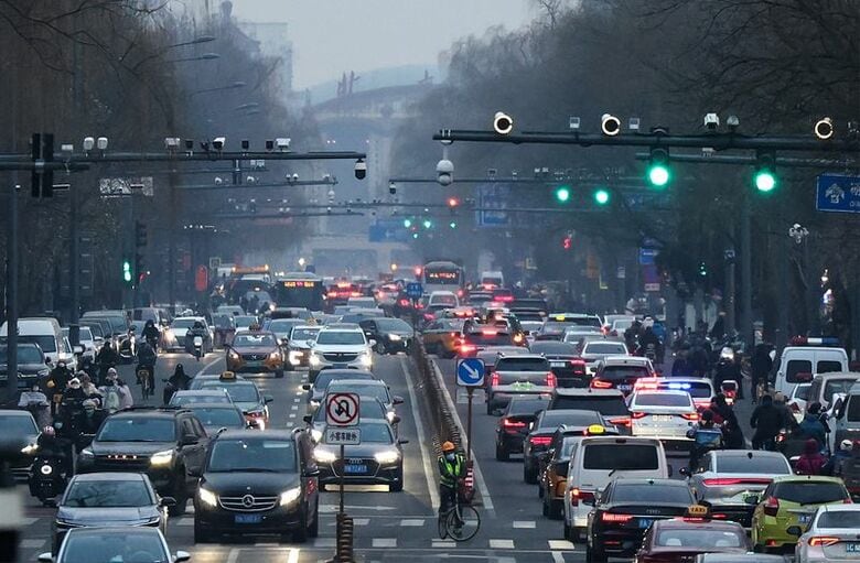 夕方のラッシュアワーに車が渋滞する様子。中国・北京で２０２５年１２月撮影。REUTERS/Maxim Shemetov