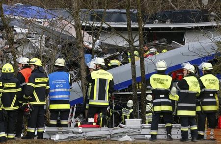 ２月９日、ドイツ南部のバイエルン州バートアイブリング近郊で９日朝起きた列車同士の正面衝突事故による死者は１０人、負傷者は少なくとも８１人となった（２０１６年　ロイター/MICHAEL DALDER）