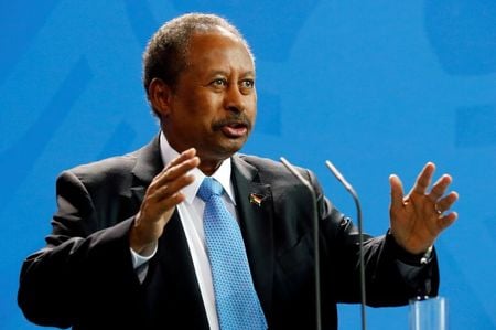 ブリンケン米国務長官は２６日、拘束を解かれたスーダンのハムドク首相と電話会談し、解放を歓迎するとともに、クーデターを起こしたスーダン軍が拘束している他の文民指導者全員の解放を求める考えを改めて示した。写真は、ベルリンを訪問した際のハムドク首相。２０２０年２月１４日に撮影。（２０２１年　ロイター／Hannibal Hanschke）