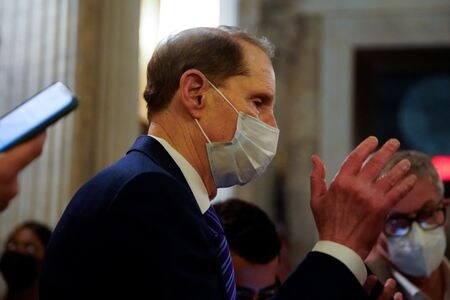 米議会上院の超党派議員団は２３日、国家安全保障上のリスクが懸念される中国などへの個人データ移転を阻止する法案を提出した。財政委員会のロン・ワイデン委員長（民主党）は「現在、中国の企業がデータブローカーから米国民の動向や健康状態など個人情報の膨大なデータベースを購入し、中国政府と共有することは完全に合法となっている」と指摘した。写真はロン・ワイデン上院議員。２０２１年撮影。（2022年 ロイター/Elizabeth Frantz）