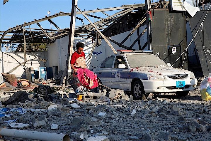 国連人道問題調整室（OCHA）の報告によると、2日に空爆されたリビア首都トリポリ郊外の移民収容施設で、空爆から逃げる移民らに施設の警備員が発砲したことが分かった。写真は3日、空爆された施設で撮影（2019年　ロイター/Ismail Zitouny）