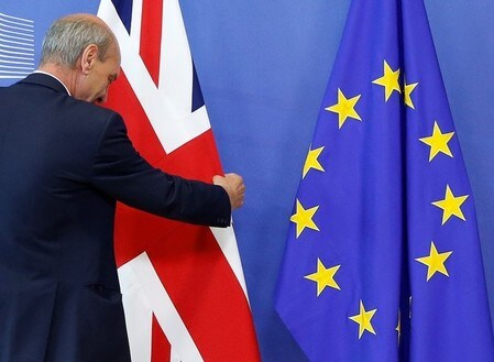 　６月３０日、Ｓ＆ＰがＥＵの長期信用格付けを「ＡＡ」に引き下げた。写真はＥＵと英国の旗。ブリュッセルで２８日撮影（２０１６年　ロイター／Francois Lenoir）