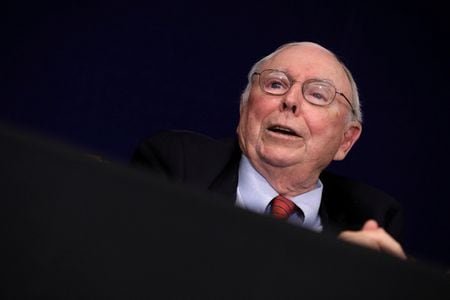 　２月１５日、著名投資家ウォーレン・バフェット氏の盟友で、同氏率いる米投資会社バークシャー・ハザウェイの副会長を務めるチャーリー・マンガー氏は、地政学リスクにもかかわらず、中国は依然として優れた投資機会を提供しているとの見方を示した。ロサンゼルスで２０１７年撮影（２０２３年　ロイター/Lucy Nicholson）