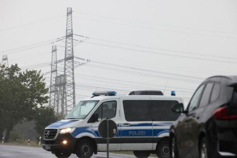 写真はドイツ・トゥルノウ＝プライラックの変電所近くに停車する警察車両。9月1日に撮影。REUTERS/Axel Schmidt