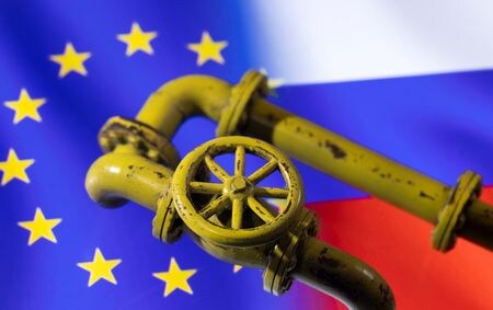 ７月２３日、欧州連合（ＥＵ）欧州委員会エネルギー局のマシュー・ボールドウィン副局長は、ロイターの電話インタビューに応じ、ロシア産ガスの供給減に備え、ナイジェリアからの輸入拡大を検討していると述べた。写真はロシアとEUの旗とガスパイプラインのイメージ。１月撮影（２０２２年　ロイター/Dado Ruvic）