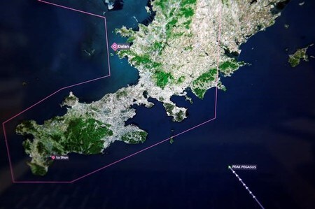 　８月１２日、トムソン・ロイター・アイコンの海運データによると、大豆を積んでいる米国からの貨物船１隻が１１日、中国沖に到着してから１カ月強経過後に初めて大連港に入港した。写真は中国政府が大豆を含む米国産品に２５％の高関税を課した直後の７月６日に中国沖に到達した同貨物船「ピーク・ペガサス」(2018年　ロイター／Florence Lo)