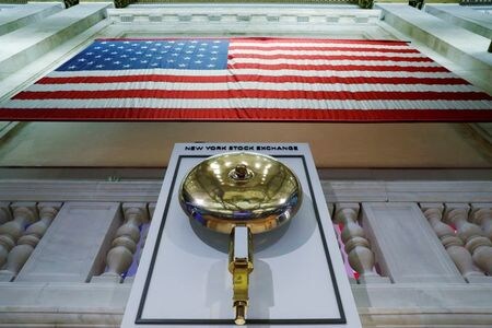 　４月１６日、米株式市場ではここ数週間、代表的な成長株であるハイテク株の「復権」が鮮明で、いわゆるバリュー株への乗り換えが一服している。背景にあるのは長期金利が低下に転じたことや、四半期決算をにらんだ警戒感などだ。ニューヨーク証取で２０２０年３月撮影（２０２１年　ロイター/Lucas Jackson）