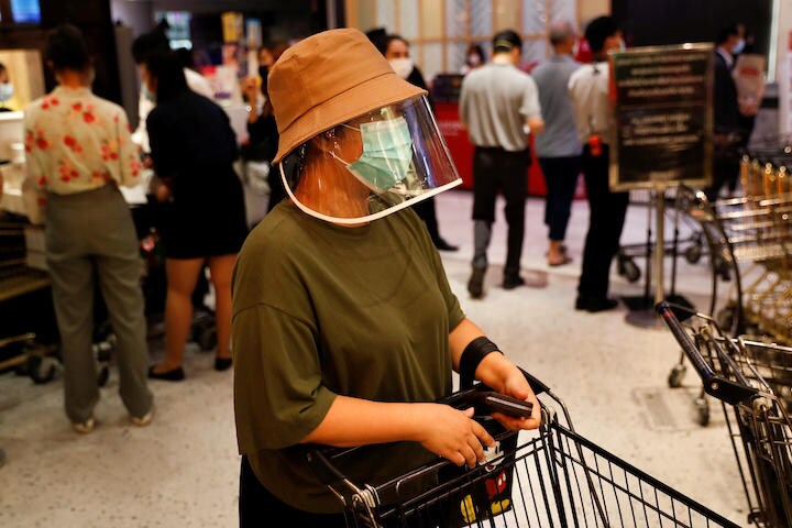 タイ・バンコクで買い物する女性　REUTERS/Jorge Silva