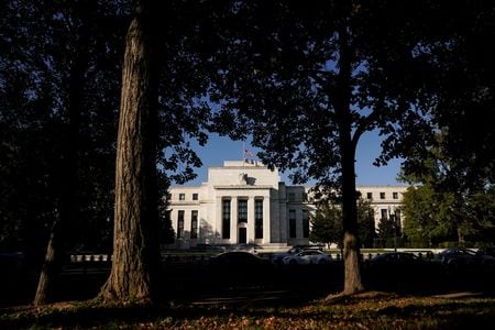 ２月１１日、予想を超える物価上昇を受けて、米連邦準備理事会（ＦＲＢ）にインフレ対応への圧力が強まっていることから、大手金融機関は年内の利上げ予想を引き上げている。写真はワシントンのFRB本部で２０２１年１０月撮影（２０２２年　ロイター/Joshua Roberts）
