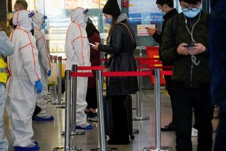 　中国上海市は、新型コロナウイルス感染者が市内で確認されたのを受け、旅行業者が同市と他の地域を結ぶ旅行プランを組むことを制限した。上海の鉄道駅でＱＲコードによるチェックの様子。１１月２５日撮影（２０２１年　ロイター／Aly Song）