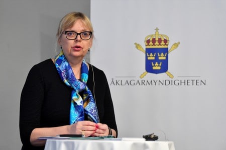 スウェーデンの検察当局は１９日、英国で収監中の内部告発サイト「ウィキリークス」創設者ジュリアン・アサンジ被告（４８）に対する性的暴行容疑の捜査を打ち切ると発表した。写真は会見する検察官（２０１９年　ロイター/TT NEWS AGENCY）