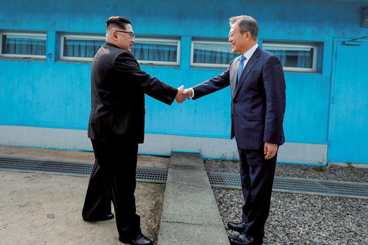 韓国の文在寅（右）にとっては民主主義より民族主義？（今年4月）　KOREA SUMMIT PRESS-POOL-REUTERS