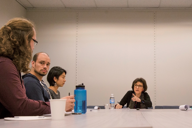 キャロル・グラック（右）／コロンビア大学歴史学教授。専門は日本現代史、現代国際関係、歴史学と記憶。1975年からコロンビア大学で教え、現在、グローバル思想委員会（Committee on Global Thought）委員長。96年アジア学会会長。18年に著書『歴史で考える』（07年、岩波書店）の改訂版（岩波文庫）を刊行予定。　Photograph by Q. Sakamaki for Newsweek Japan