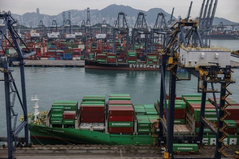 写真は中国・香港の葵涌にあるコンテナターミナル。２０２５年３月撮影。REUTERS/Tyrone Siu