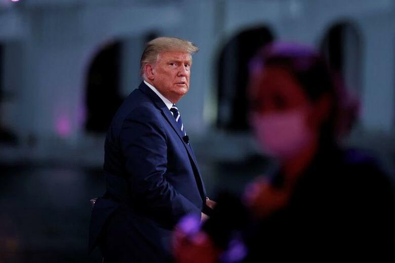 2016年の米大統領選で、ドナルド・トランプ氏はぎりぎりまで投票先を決めかねていた有権者を取り込む形で、誰もがあっと驚くような勝利を得ることができた。写真はマイアミで行われたタウンホールに出席したトランプ氏(2020年　ロイター/Carlos Barria)