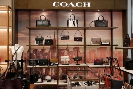 　８月１５日、    ハンドバッグの「コーチ」などを手がける米高級ファッションブランド、タペストリーが発表した第４・四半期（４─６月）決算は、利益と売上高が市場予想を上回った。写真は陳列されたコーチのバッグ。米ニューヨーク州で２０１９年１０月撮影（２０２４　ロイター／Shannon Stapleton）