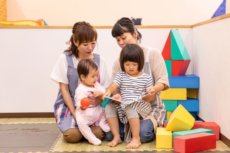 働く親からの需要に応えて保育所の在籍者は激増している（画像はイメージ写真）　photoAC