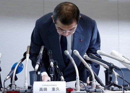 　６月２７日、欠陥エアバッグ部品問題による業績悪化で民事再生法の適用を申請したタカタは、東京都内で株主総会を開いた。タカタ株は７月２７日付で上場廃止となるため、今回は上場会社として最後の株主総会。多くの株主が損失を被る可能性が大きく、高田重久会長兼社長は「このような事態になり、多大なるご迷惑をおかけした」と述べ、経営陣全員も起立して陳謝した。写真は都内で２６日撮影（２０１７年　ロイター／Toru Hanai）
