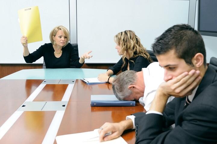 文句を言うだけで自分からは動こうとしない上司が多い　gollykim-iStock.