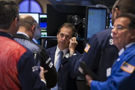 　４月２８日、米国株はまちまち、メルクとＩＢＭ好調もアップル売られる。ＮＹＳＥ。昨年撮影（２０１５年　ロイター／Brendan McDermid）