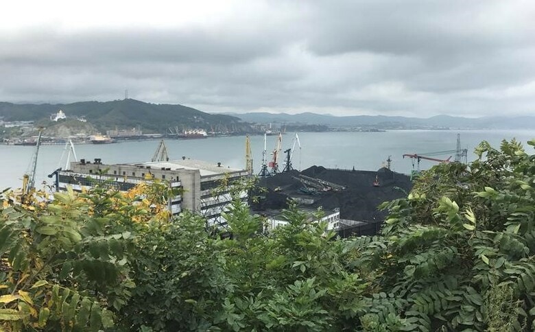 １月２６日、欧州情報機関の複数の関係筋によると、北朝鮮は昨年８月の国連安全保障理事会の制裁決議で石炭輸出が禁止された後に、ロシアを経由して日本と韓国に石炭を輸出していた。写真はナホトカの港の様子。昨年９月撮影（２０１８年　ロイター／Katya Golubkova）