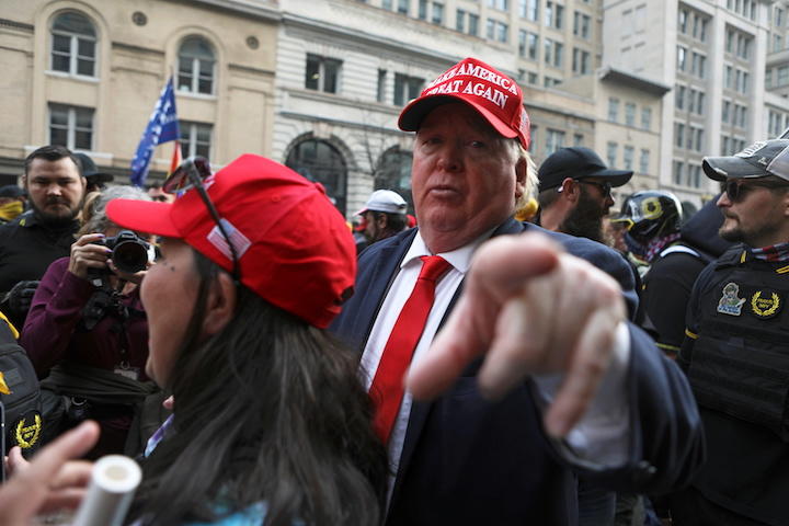 大統領選に勝ったのはトランプと唱える集会で、トランプの物まねをする参加者（2020年12月12日）　Jim Urquhart -REUTERS