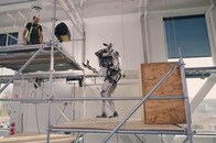 【動画】カニみたいな手で工具入れをつかみ放り投げる人型ロボ「Atlas」