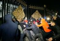 キルギス、議会選挙に不満のデモ隊が政府庁舎に乱入　収監の前大統領を解放
