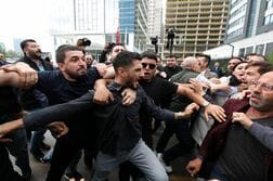 トルコ最大野党党首、警察が党本部から強制排除　裁判所の職務停止命令従わず