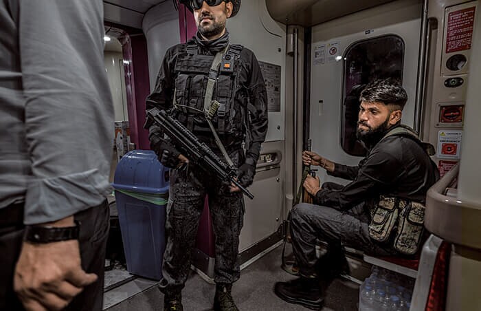 列車内ではインドの治安部隊が厳重な警戒態勢を敷いている