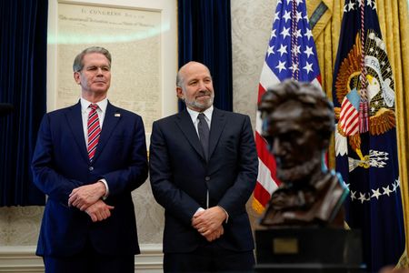 米財務省は３０日、ベセント財務長官（左）とラトニック商務長官（右）がこの日、ワシントンを訪問した赤沢亮正経済再生相と「率直かつ建設的な」協議を行ったとの見解を示した。ホワイトハウスで同日撮影（２０２５年　ロイター/Nathan Howard）