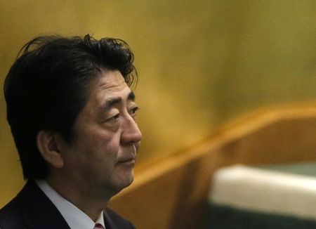 　１０月１４日、安倍晋三首相は、自民党税制調査会長に就任する宮沢洋一氏に対し、２０１７年４月の消費税率１０％への引き上げ時に軽減税率を導入するよう指示したと、菅義偉官房長官が会見で明らかに。写真は9月、ニューヨークの国連総会での安倍首相（２０１５年　ロイター/Carlo Allegri）