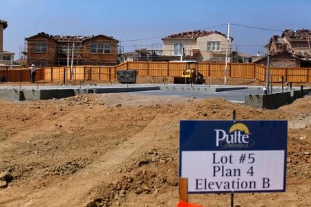 米商務省が２３日発表した２月の新築一戸建て住宅販売戸数（季節調整済み）は年率換算で前月比１．１％増の６４万戸と昨年８以来６カ月ぶりの高水準となった。２０１１年９月撮影（２０２３年　ロイター/Mike Blake）