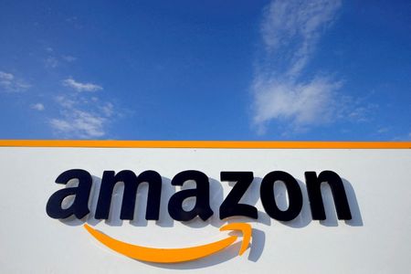 　米アマゾン・ドット・コムは４月１３日、米国で同社の物流代行サービスを利用する出品者に対し、燃料費・物価上昇分として手数料に平均５％のサーチャージ（追加料金）を導入すると発表した。２０１８年８月、フランスのボーブで撮影（２０２２年　ロイター/Pascal Rossignol）