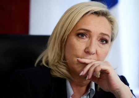 　フランス大統領選が極右政党、国民連合（ＲＮ）のマリーヌ・ルペン氏（写真）とマクロン大統領の決選投票となった場合、ルペン氏に投票する意向の有権者の割合が４８．５％と、過去最高を更新した。調査会社ハリス・インタラクティブが週刊経済誌シャランジュ向けに実施した世論調査が４日発表された。写真は３月２９日、パリで撮影（２０２２年　ロイター／Sarah Meyssonnier）