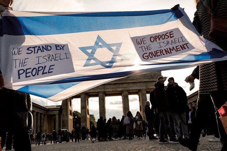 ネタニヤフ政権の方針に抗議するデモ（今年4月、ベルリン）　JONAS GEHRINGｰDDPｰREUTERS