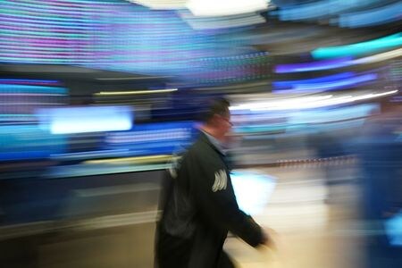 　２月２０日、米国株式市場は、情報技術（ＩＴ）株主導で反落して取引を終えた。中国や他国での新型コロナウイルスの新たな感染状況を受け、ウイルスの流行や世界経済への影響を巡る懸念が高まった。ニューヨーク証券取引所で１月撮影（２０２０年　ロイター）