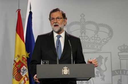 １０月２７日、スペインのラホイ首相（写真）は独立を宣言したカタルーニャ自治州政府の閣僚を解任し、議会を解散、さらに１２月２１日に総選挙を実施すると発表した。写真は２７日、マドリードで撮影（２０１７年　ロイター／Susana Vera）