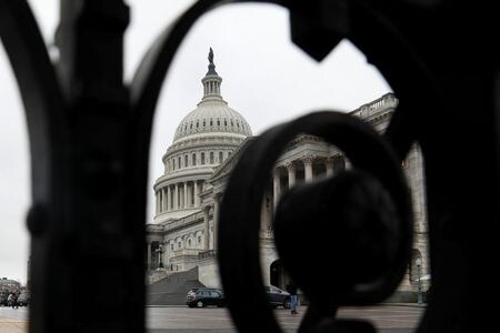 米共和党の上院トップ、マコネル院内総務は１１日、トランプ大統領が下院で弾劾訴追された場合、上院での裁判は１月に開始するとの見方を示した。ワシントンで１０日撮影（２０１９年　ロイター/YURI GRIPAS）