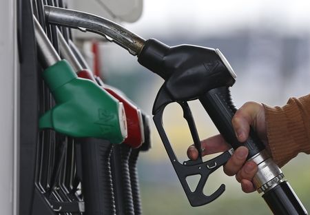 　２月１０日、消費者は向こう数年にわたってエネルギー価格が高止まりすると覚悟すべきだ――。石油・ガス大手の最高経営責任者（ＣＥＯ）が相次いでこうした見方を示した。写真はベルギーのルウ＝サン＝ピエールのガソリンスタンドで２０１４年１２月撮影（２０２２年　ロイター／Yves Herman）