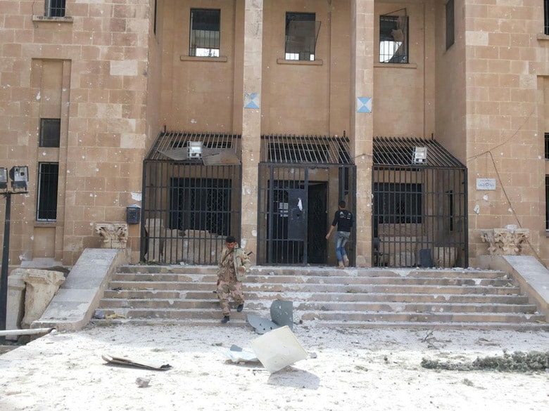 ３月２７日、　シリア政府軍は、ロシア軍の空爆支援を受け、IＳの支配下にあった中部の古代都市パルミラを奪還した。写真はシリア軍兵士がパルミラの美術館を歩く様子。提供写真。（２０１６年　ロイター）