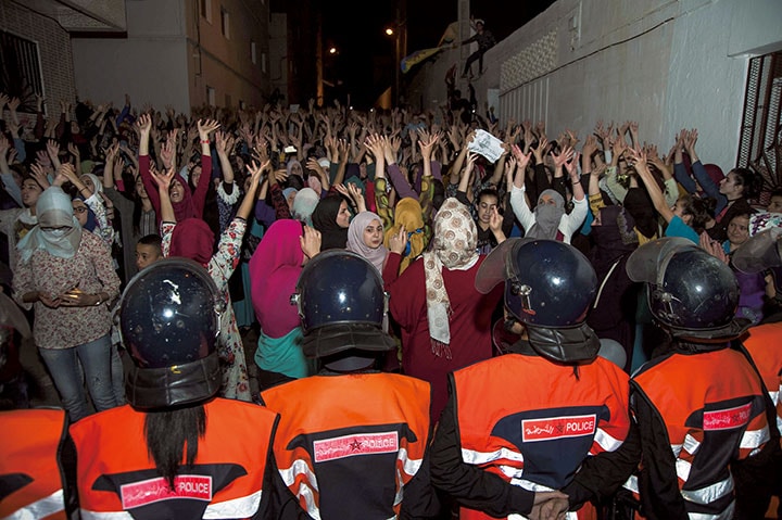 モロッコの抗議運動リーダー、ゼフゼフィの逮捕に抗議して釈放を求める支持者たち（今年6月）　Jalal Morchidi-Anadolu Agency/GETTY IMAGES